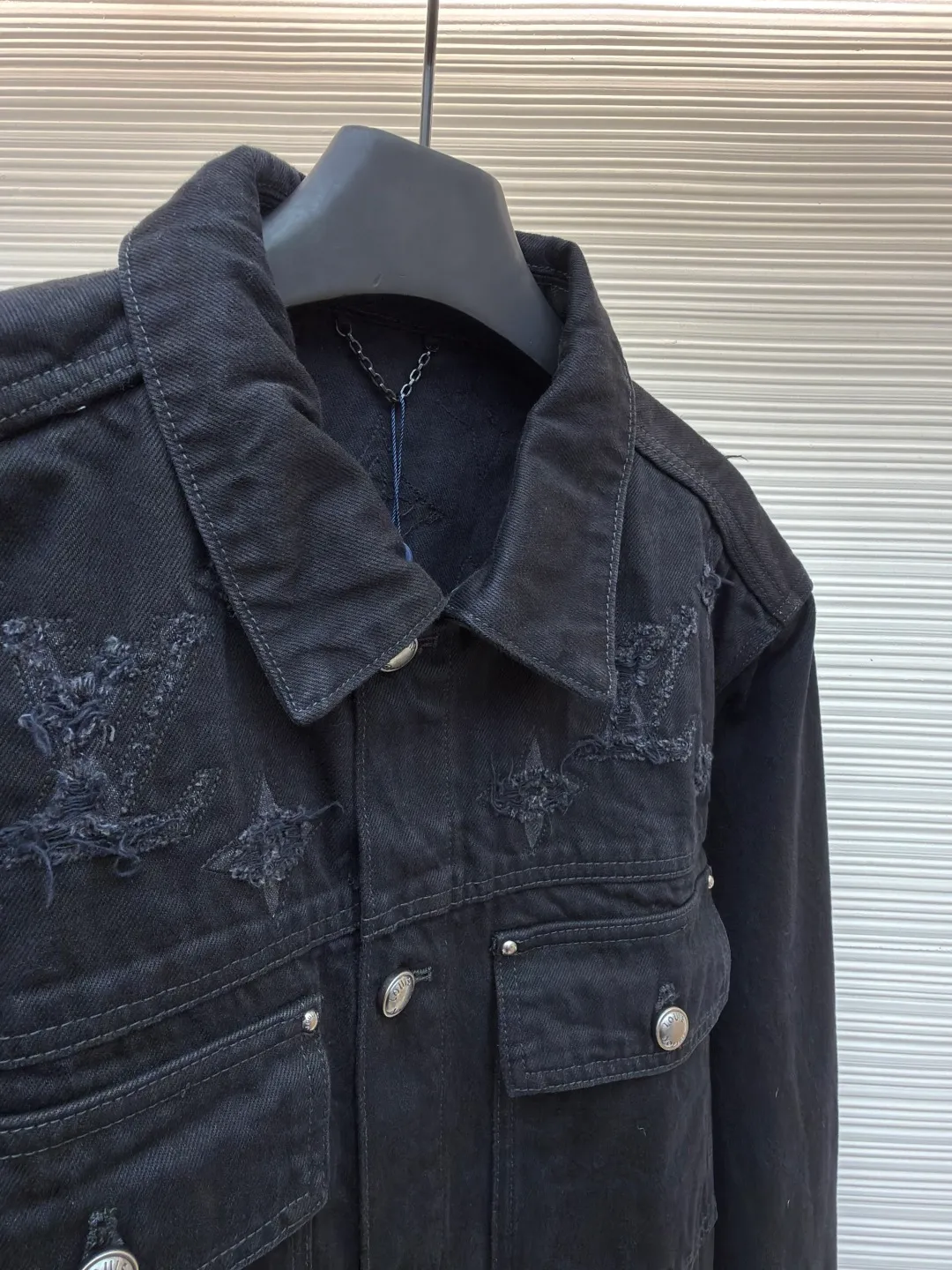 LOUIS VUITTON washed ripped denim jacket ●Authentic product: Purchased and developed by 25703 ●Item number: 1682311-B95 ●Fabric: pure cotton exclusive denim material ●Technology: laser burning ●Version: fitted version ●Weight: about 1205 grams ●Size: 48-59-52-54 ●Description: This destroyed detail is really cool. This washed denim truck elevates a classic silhouette with contrasting Monogram detailing front and rear, crafted with an edgy tear effect. This mid-season piece is effortlessly layered and can be worn with matching accessories for an on-trend look.
